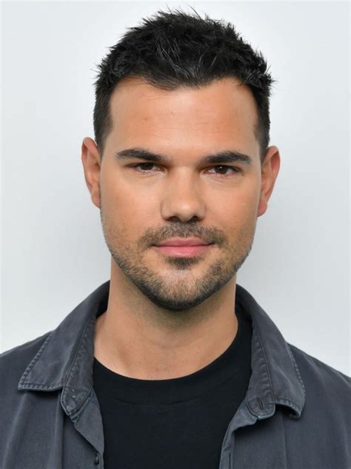 Taylor Lautner - Age, Family, Bio