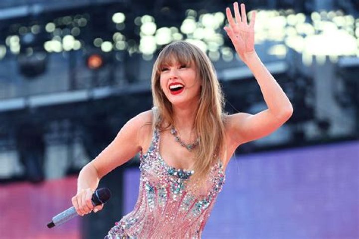 Taylor Swift fans in 'tears' after her voice 'breaks' with emotional tribute on stage