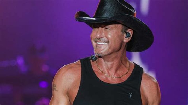 
Tim McGraw Falls Backward Off Stage While Performing In Arizona 