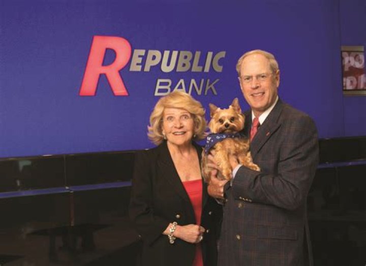 Vernon W Hill - Age, Family, Bio