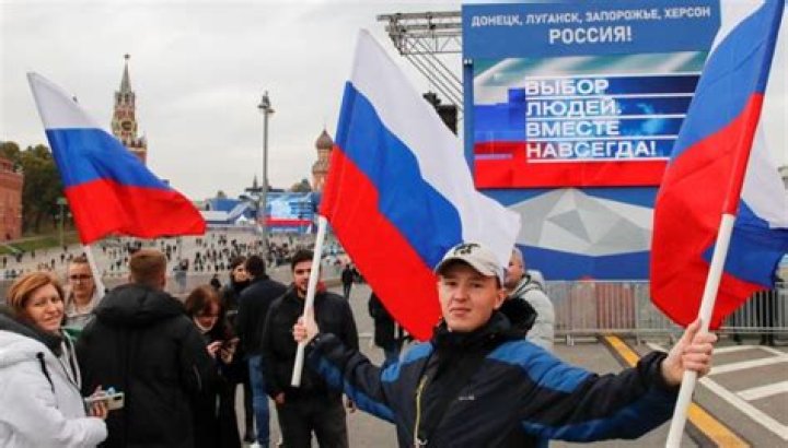 
Vladimir Putin signs treaties to annex Ukrainian lands 