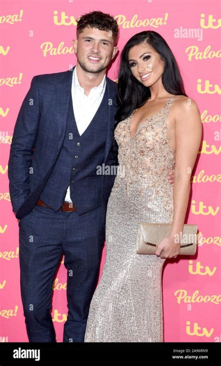 The TV star Jordan Davies posts naughty comments on Isobel Mill’s Instagram! Know all about the past relationships of this womanizer!