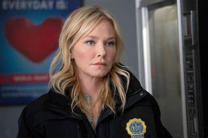 What nationality is Kelli Giddish?