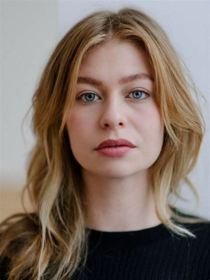 Zoë Straub Net Worth - Wiki, Age, Weight and Height, Relationships, Family, and More